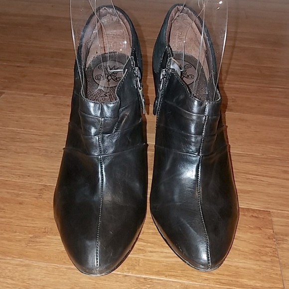 MODERN VINTAGE size 8 black buttery leather bootie 3.5” heel with side zip. - Picture 5 of 8